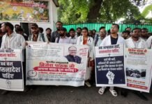 बॉन्डेड डॉक्टरों ने फिर किया ब्रजेश पाठक के आवास का घेराव, डिप्टी सीएम से की वादा पूरा करने की मांग बॉन्डेड डॉक्टर