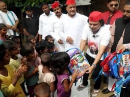 शिक्षक दिवस पर सपा ने लगाई PDA पाठशाला, बच्चों को बांटी किताब-कॉपी, स्कूल बंद करने के विरोध में शुरू किया अभियान पीडीए पाठशाला