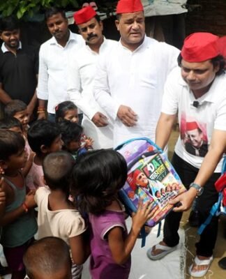 शिक्षक दिवस पर सपा ने लगाई PDA पाठशाला, बच्चों को बांटी किताब-कॉपी, स्कूल बंद करने के विरोध में शुरू किया अभियान पीडीए पाठशाला