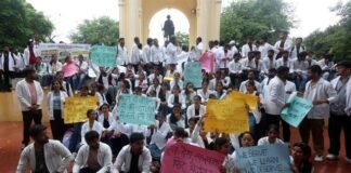 15 साल से स्टाइपेंड नहीं बढ़ने से नाराज आयुर्वेद के इंटर्न छात्रों ने बारिश के बीच किया लखनऊ में प्रदर्शन आयुर्वेद इंटर्न स्टाइपेंड