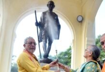 PM मोदी के 76वें जन्मदिन पर सुरेश खन्ना ने महात्मा गांधी की प्रतिमा साफ कर किया सफाई अभियान का शुभारंभ, जनता से भी की अपील मोदी का जन्मदिन