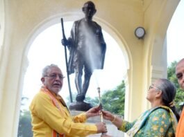 PM मोदी के 76वें जन्मदिन पर सुरेश खन्ना ने महात्मा गांधी की प्रतिमा साफ कर किया सफाई अभियान का शुभारंभ, जनता से भी की अपील मोदी का जन्मदिन