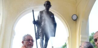 PM मोदी के 76वें जन्मदिन पर सुरेश खन्ना ने महात्मा गांधी की प्रतिमा साफ कर किया सफाई अभियान का शुभारंभ, जनता से भी की अपील मोदी का जन्मदिन