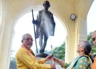 PM मोदी के 76वें जन्मदिन पर सुरेश खन्ना ने महात्मा गांधी की प्रतिमा साफ कर किया सफाई अभियान का शुभारंभ, जनता से भी की अपील मोदी का जन्मदिन