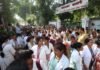 समान वेतन व स्थायी नौकरी की मांग के लिए NAM कर्मियों ने ब्रजेश पाठक के आवास का किया घेराव आउटसोर्सिंग