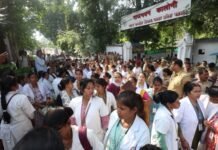 समान वेतन व स्थायी नौकरी की मांग के लिए NAM कर्मियों ने ब्रजेश पाठक के आवास का किया घेराव आउटसोर्सिंग