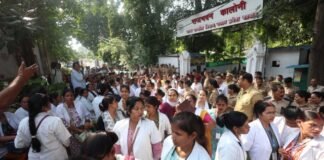 समान वेतन व स्थायी नौकरी की मांग के लिए NAM कर्मियों ने ब्रजेश पाठक के आवास का किया घेराव आउटसोर्सिंग