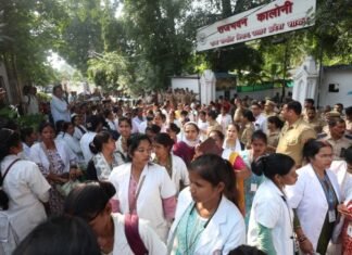 समान वेतन व स्थायी नौकरी की मांग के लिए ANM महिलाओं ने किया ब्रजेश पाठक के आवास का घेराव एएनएम महिला कर्मी