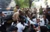लखनऊ में बॉन्डेड डॉक्टरों का प्रदर्शन, पुलिस बस के आगे लेटीं बॉन्डेड डॉक्टर