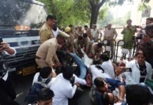 लखनऊ में बॉन्डेड डॉक्टरों का प्रदर्शन, पुलिस बस के आगे लेटीं बॉन्डेड डॉक्टर