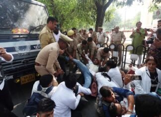 गांधी प्रतिमा के पास बॉन्डेड डॉक्टरों ने किया प्रदर्शन, पुलिस बस के आगे लेटीं प्रदर्शनकारी बॉन्डेड डॉक्टर