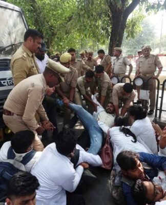 लखनऊ में बॉन्डेड डॉक्टरों का प्रदर्शन, पुलिस बस के आगे लेटीं बॉन्डेड डॉक्टर