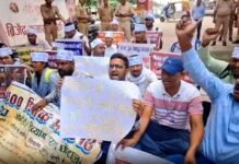 आरक्षण घोटाले के खिलाफ शिक्षक भर्ती के दलित-पिछड़े अभ्यर्थियों ने घेरा योगी सरकार के मंत्री संजय निषाद का आवास, पुलिस ने जबरन हटाया आरक्षण घोटाले