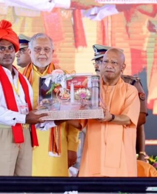 ग्राम प्रहरियों के सम्मान समारोह में CM योगी ने कहा, सपा सरकार में उपद्रव से भूल जाते थे लोग उत्सव सीएम योगी