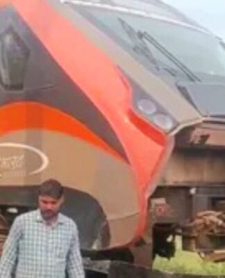 लखनऊ में वंदे भारत का एक्सीडेंट, तेज रफ्तार ट्रेन की ट्रैक पर आई गाय, जोरदार टक्कर से यात्रियों में मचा हड़कंप वंदे भारत