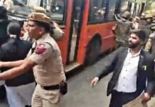 प्रोटेस्ट के बीच SC के वकीलों को दिल्ली पुलिस बस ने हिरासत मे लिया, CJI के दखल के बाद हुए रिहा वकीलों का प्रदर्शन