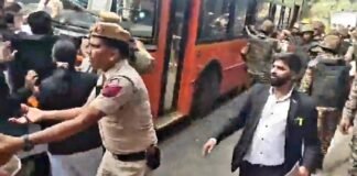 प्रोटेस्ट के बीच सुप्रीम कोर्ट के वकीलों को दिल्ली पुलिस ने हिरासत मे लिया, CJI के दखल के बाद हुए रिहा वकीलों का प्रदर्शन