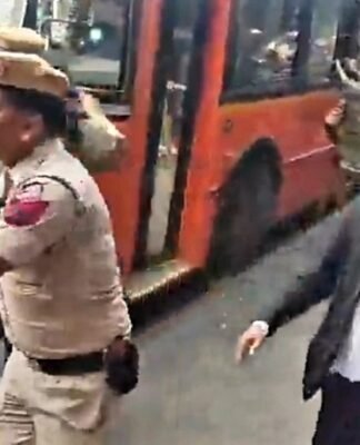 प्रोटेस्ट के बीच SC के वकीलों को दिल्ली पुलिस बस ने हिरासत मे लिया, CJI के दखल के बाद हुए रिहा वकीलों का प्रदर्शन