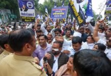 EVM के खिलाफ स्वामी प्रसाद मौर्य ने किया लखनऊ में प्रदर्शन, उठाई बैलेट पेपर से चुनाव कराने की मांग अपनी जनता पार्टी
