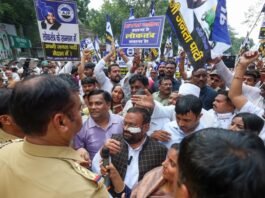 EVM के खिलाफ स्वामी प्रसाद मौर्य ने किया लखनऊ में प्रदर्शन, उठाई बैलेट पेपर से चुनाव कराने की मांग अपनी जनता पार्टी