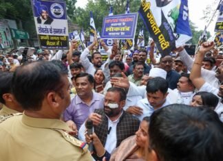 EVM के खिलाफ स्वामी प्रसाद मौर्य ने किया लखनऊ में प्रदर्शन, उठाई बैलेट पेपर से चुनाव कराने की मांग अपनी जनता पार्टी