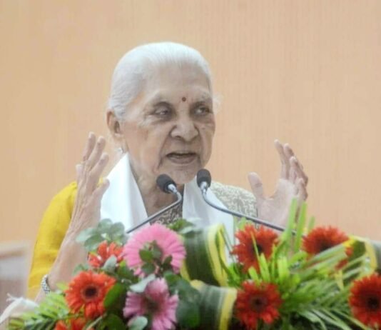 दीक्षांत समारोह में छात्रों को राज्यपाल अनंदीबेन की नसीहत, “गर्लफ्रेंड बनाने में बुराई नहीं, मां बनाकर छोड़ना गलत” राज्यपाल