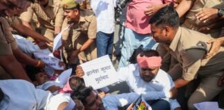 अखिलेश व विपक्षी सांसदों की हिरासत के विरोध में सड़क पर उतरे सपाई, लखनऊ में भी लगे ‘ज्ञानेश कुमार मुर्दाबाद’ के नारे सपाईयों का प्रदर्शन