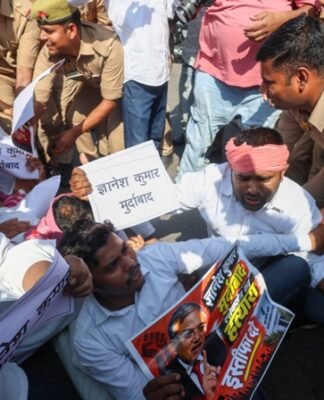 सपाईयों का प्रदर्शन