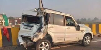 यूपी: विंध्याचल से लौट रहे दर्शनार्थियों को ट्रक ने मारी टक्कर, सेल्फी ले रहे पांच दोस्तों की दर्दनाक मौत तेज रफ्तार ट्रक