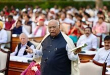 ज्ञानेश कुमार के खिलाफ INDIA के सांसदों ने आयोजित किया जन-महाभियोग, खड़गे बोले, सत्ता कब्जाने के लिए मोदी सरकार ने की हर तरह की साजिश मल्लिकार्जुन खड़गे