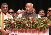 मंच से बोले कांग्रेस सुप्रीमो खड़गे, SIR के खिलाफ प्रदर्शन ‘आजादी की दूसरी लड़ाई’, EVM बैन करने की मांग भी उठाई मल्लिकार्जुन खड़गे
