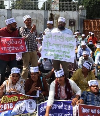 नियुक्ति के लिए शिक्षा मंत्री संदीप सिंह के आवास पहुंचे 68500 शिक्षक भर्ती के अभ्यर्थी, दोहराया आरक्षण घोटाले का आरोप आरक्षण घोटाला