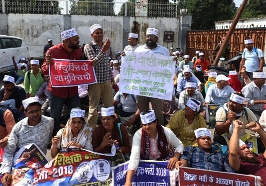 नियुक्ति के लिए शिक्षा मंत्री संदीप सिंह के आवास पहुंचे 68500 शिक्षक भर्ती के अभ्यर्थी, दोहराया आरक्षण घोटाले का आरोप आरक्षण घोटाला