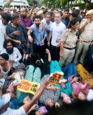ज्ञानेश कुमार के खिलाफ जंतर-मंतर पर धरना देने पहुंचे विपक्षी सांसद को पुलिस ने रोका, रास्ता किया ब्लॉक जंतर-मंतर