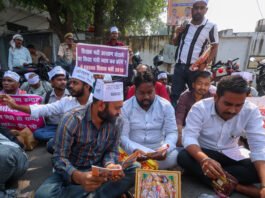 आरक्षण घोटाले के विरोध में 68500 शिक्षक भर्ती अभ्यर्थियों ने अब शिक्षा मंत्री के आवास पर सुंदरकांड का पाठ कर मांगी नियुक्ति शिक्षक भर्ती आरक्षण घोटाला