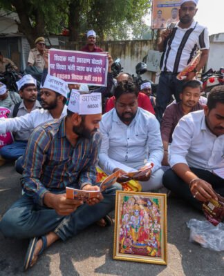 आरक्षण घोटाले के विरोध में 68500 शिक्षक भर्ती अभ्यर्थियों ने अब शिक्षा मंत्री के आवास पर सुंदरकांड का पाठ कर मांगी नियुक्ति शिक्षक भर्ती आरक्षण घोटाला