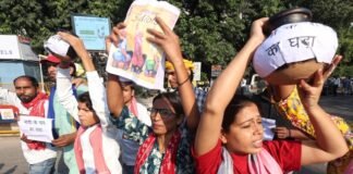 ज्ञानेश कुमार के खिलाफ लखनऊ में किया सपाइयों ने प्रदर्शन, ‘पाप का घड़ा’ लिखी मटकी फोड़ी सपाई