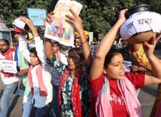 ज्ञानेश कुमार के खिलाफ लखनऊ में किया सपाइयों ने प्रदर्शन, ‘पाप का घड़ा’ लिखी मटकी फोड़ी सपाई