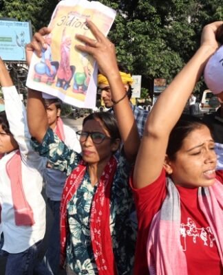 ज्ञानेश कुमार के खिलाफ लखनऊ में सपाइयों का प्रदर्शन, पाप का घड़ा लिखी मटकी फोड़ी सपाई