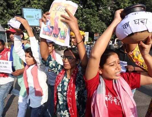 ज्ञानेश कुमार के खिलाफ लखनऊ में सपाइयों का प्रदर्शन, पाप का घड़ा लिखी मटकी फोड़ी सपाई