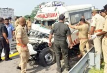 सेना के जवान का पार्थिव शरीर लेकर जा रही एंबुलेंस ट्रक में घुसी, चार की मौत भीषण सड़क