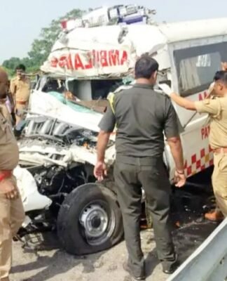 सेना के जवान का पार्थिव शरीर लेकर जा रही एंबुलेंस ट्रक में घुसी, चार की मौत भीषण सड़क